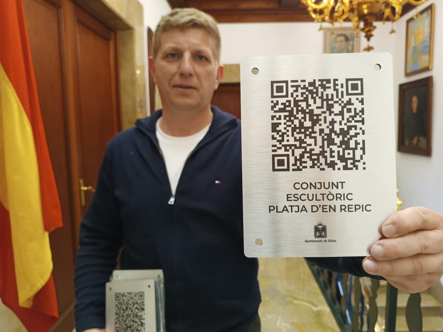 Lorente, sostenint una de les plaques