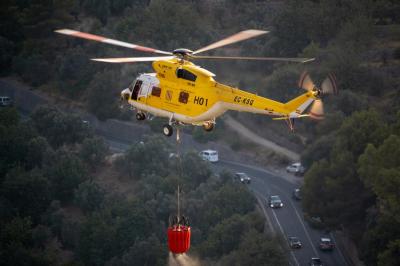 Un helicòpter antiincendis sobrevolant Sóller