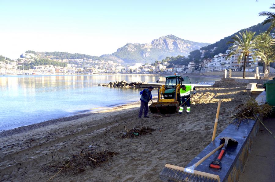 Els operaris netejant la platja, avui