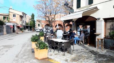 Un bar del mercat atenent a la terrassa, avui
