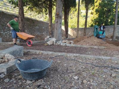 Operaris treballant en la preparació dels terrenys.
