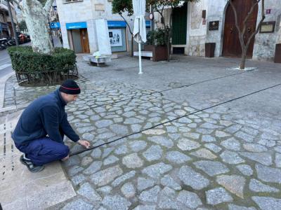 Un operari marcant la delimitació