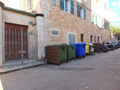 L'accés està situat al carrer del Bisbe Colom.
