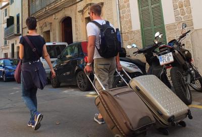 Uns turistes estirant de les seves maletes a Sóller