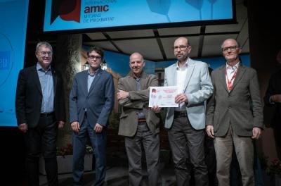 El director de “Sa Veu”, Gabriel Mercè, recollint el guardó.