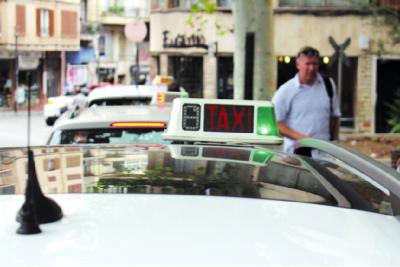 Un taxi estacionat a la parada de la plaça d'Espanya.
