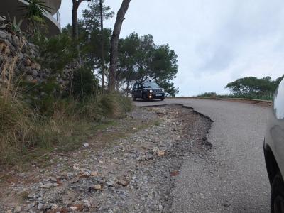 Un dels carrers amb més mal estat de la urbanització.