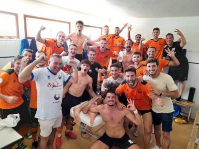 Els jugadors celebrant la victòria. (Foto: C.F. Sóller).