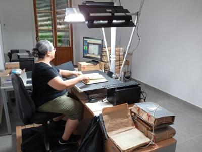 La tècnic realitzant el treball, avui