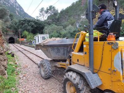 Un dúmper a punt d'accedir dins el túnel, avui