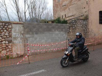 El mur que s'ha aixecat per evitar l'accés a l'interior de la Fàbrica Nova.