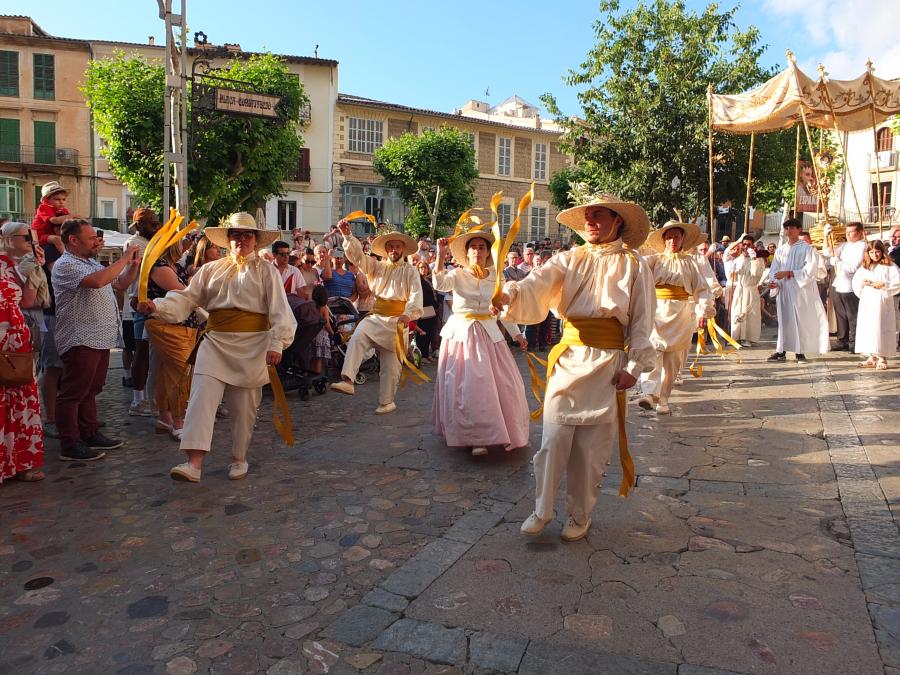 Els Cossiers, durant la processó d'ahir horabaixa.