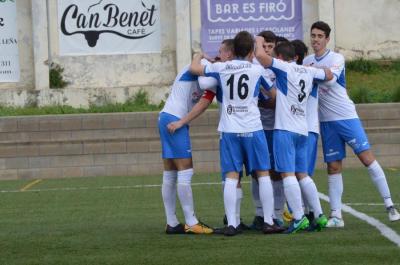 Els jugadors del C.F. Sóller celebrant un dels tres gols anotats per Vicenç.