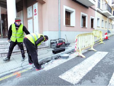 Operaris treballant, la setmana passada, al carreró den Figa.