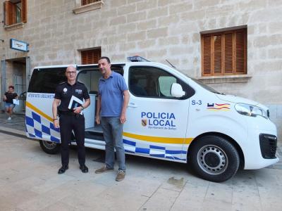 El vehicle darrera del batle i el comandament de la Policia