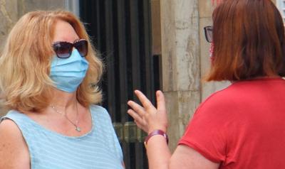 Dues veïnades de Sóller parlant amb la mascareta posada