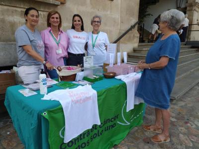 La paradeta informativa muntada a plaça