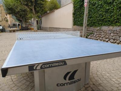 El tennis taula instal·lat a la plaça dels Estiradors.