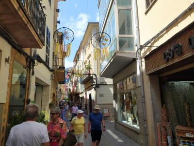 Un tram del carrer ja decorat