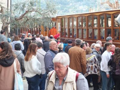Turistes esperant el tramvia, aquesta setmana