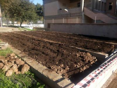 L'hort s'està habilitant a l'exterior del centre escolar.