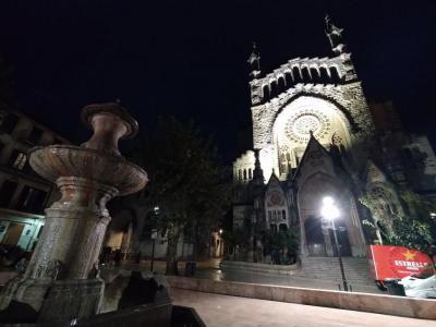 La façana parroquial ha perdunt il.luminació.