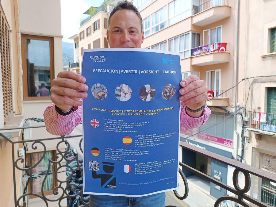 Darder, amb una mostra del pannell informatiu