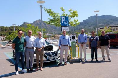 El conseller Yllanes i les autoritats municipals, durant la visita.