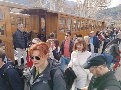 L'arribada, fa uns minuts, dels primers turistes amb el tren.