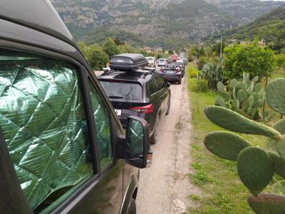 El carril bici, totalment ocupat per cotxes