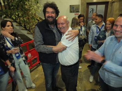 Sebastià Aguiló i Miquel Nadal, abrançant-se el dia de les eleccions