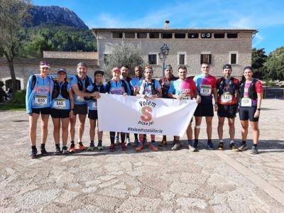 Els atletes de la Vall es reuniren sota la pancarta Volem Pista Ja.