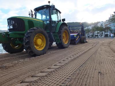 La maquinària treballant damunt la platja, ahir