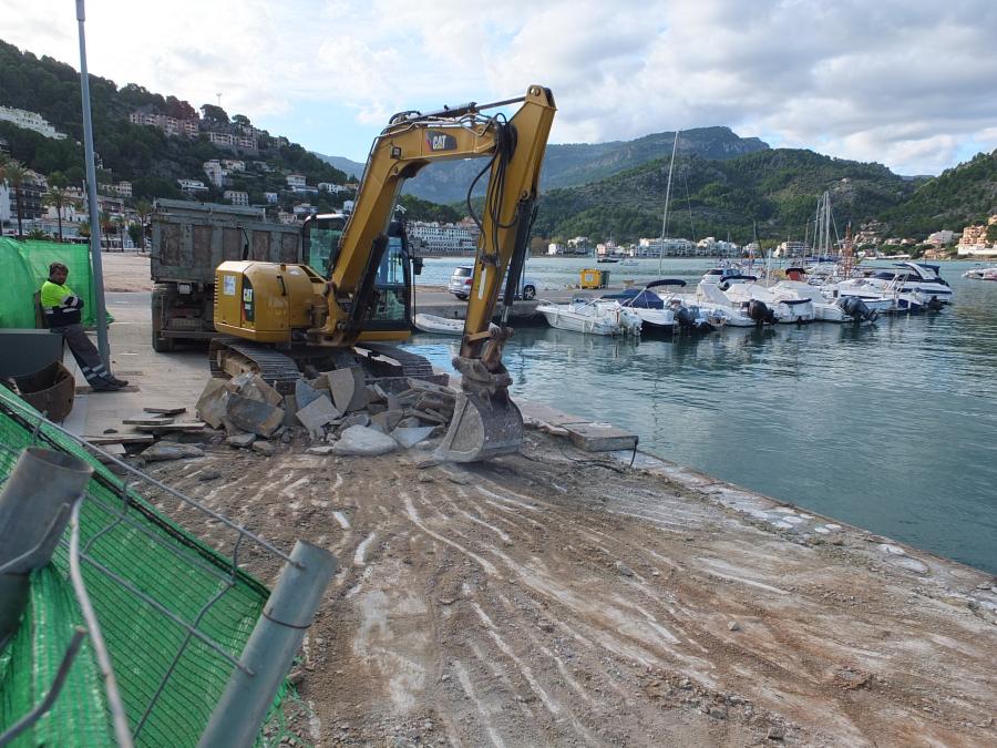 La maquinària ja treballa en el moll enfonsat.
