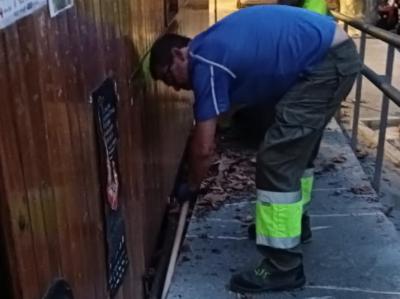 Un operari netejant l'espai