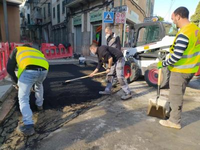 Els operaris escampant el quitrà, avui