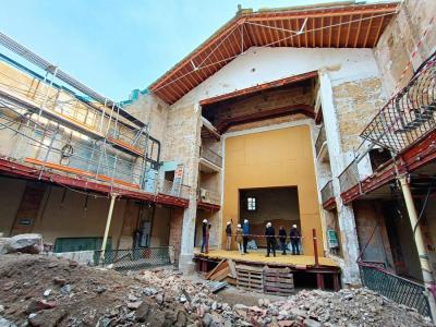 El teatre està des del mes de setembre sense teulada.