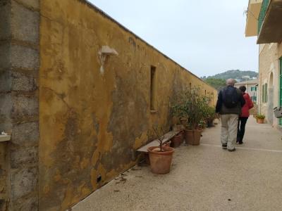 Les parets de l'oratori estan visiblement deteriorades.