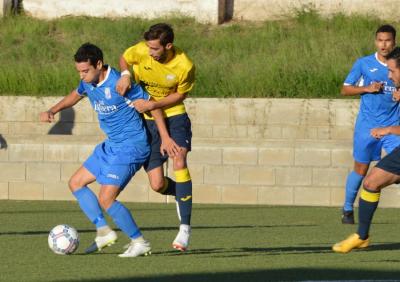Kiko Lladó protegint una pilota durant el partit d'ahir.