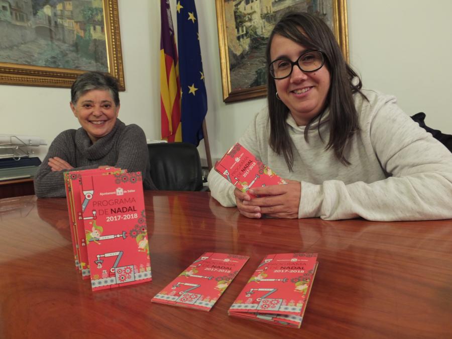 Esteva i Celià amb el programa que recull les activitats de les festes.