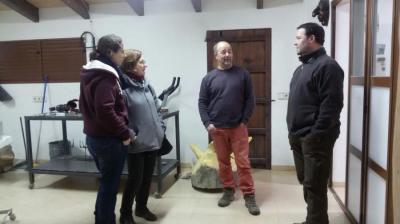 La delegació sollerica que va visitar un taller dedicat a construir peces.