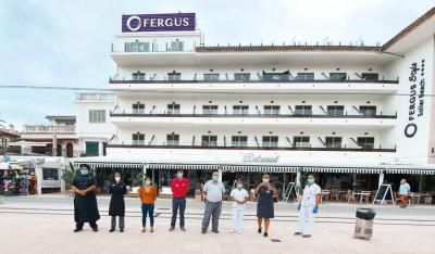Treballadirs davant l'hotel