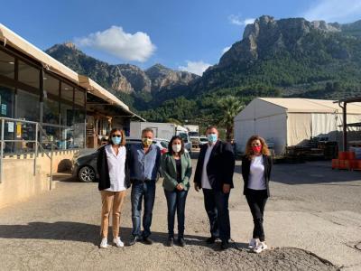 Foto de família de les autoritats a la cooperativa