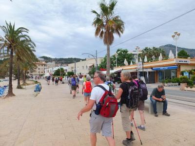 Un grup de turistes transitant pel Port.