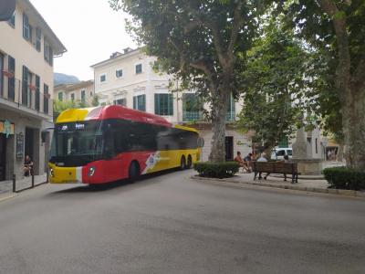 Un autobús de línia, girant a la Plaça d'Amèrica.