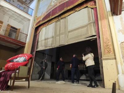 Un instant de la visita que es va fer al teatre Defensora.