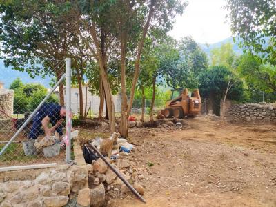 Els operaris treballant al parc per a cans