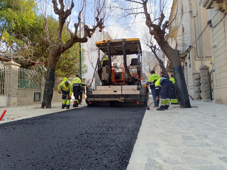Els operaris aplicant l'asfalt a l'avinguda