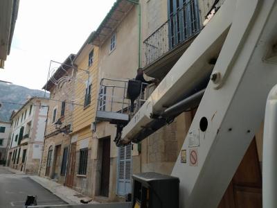 Un operari col.locant els llums