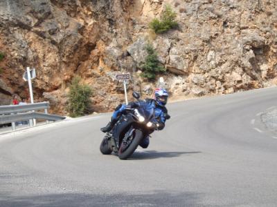 Una motocicleta circulant per la carretera del Puig Major, en una imatge d'arxiu.